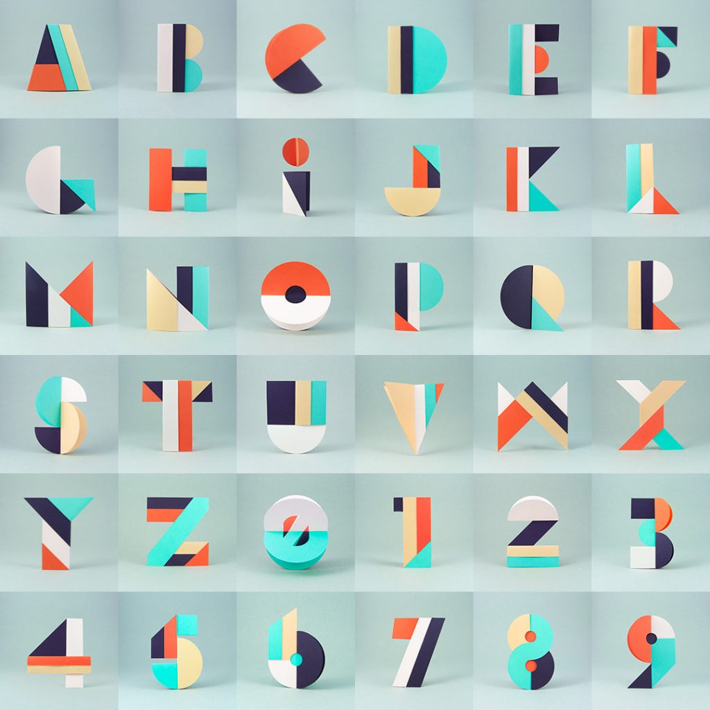 Alphabet et chiffres en papier coloré